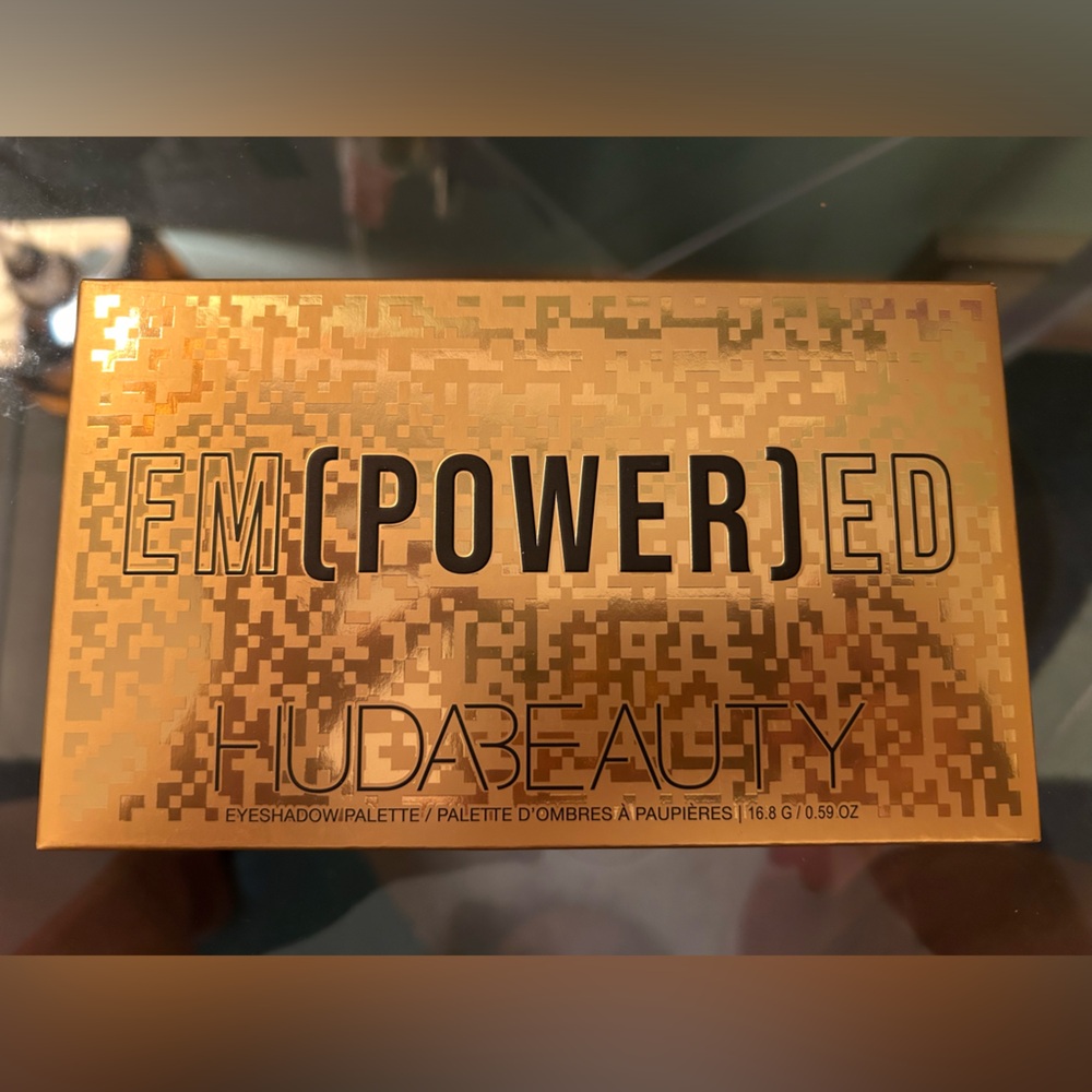 HUDA BEAUTY Empowered Eyeshadow Palette - Gold - Picture 2 of 10
